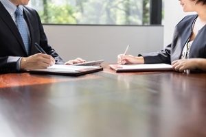 弁護士に相談している風景