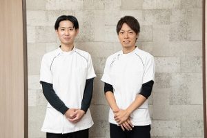 室内で二人が立っている