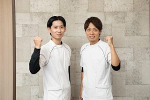 二人がガッツポーズしている