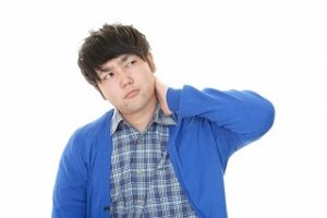 男性が首を抑えている