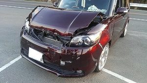 車の前がへこんでいる