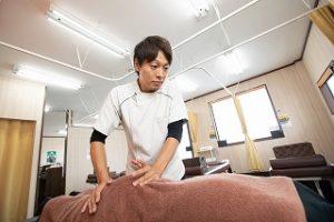 骨盤の施術をしている