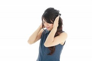 頭を抱えている女性