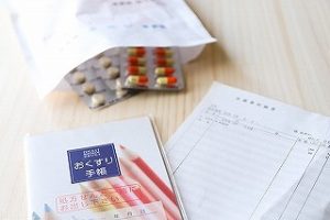 薬や領収書を見せている